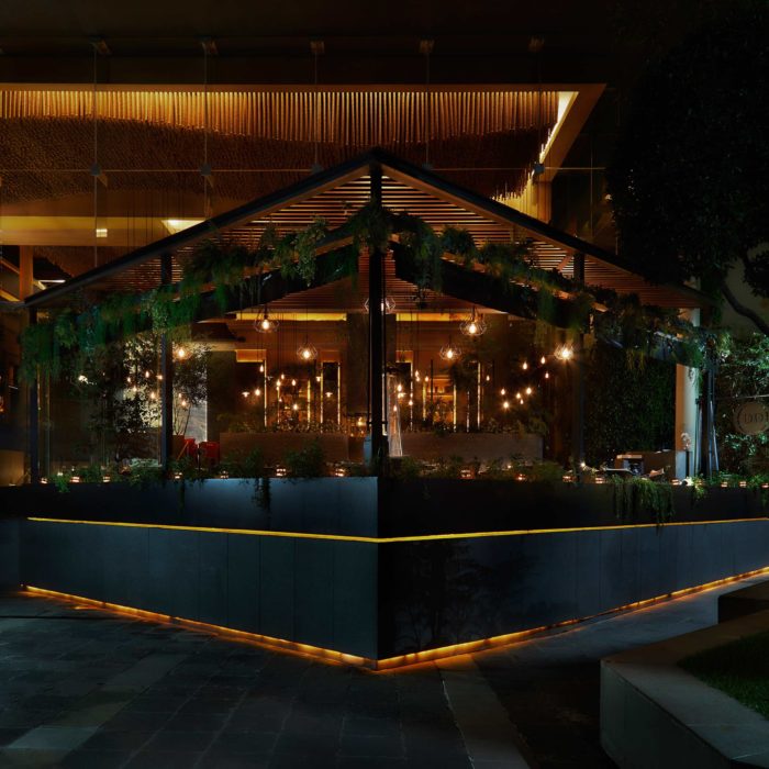 Nueve Nueve Exterior Noche